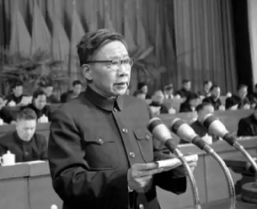 他是曾任中央书记处书记的陆定一，蒙冤身陷秦城监狱多年。当局提出释放条件，要求他认