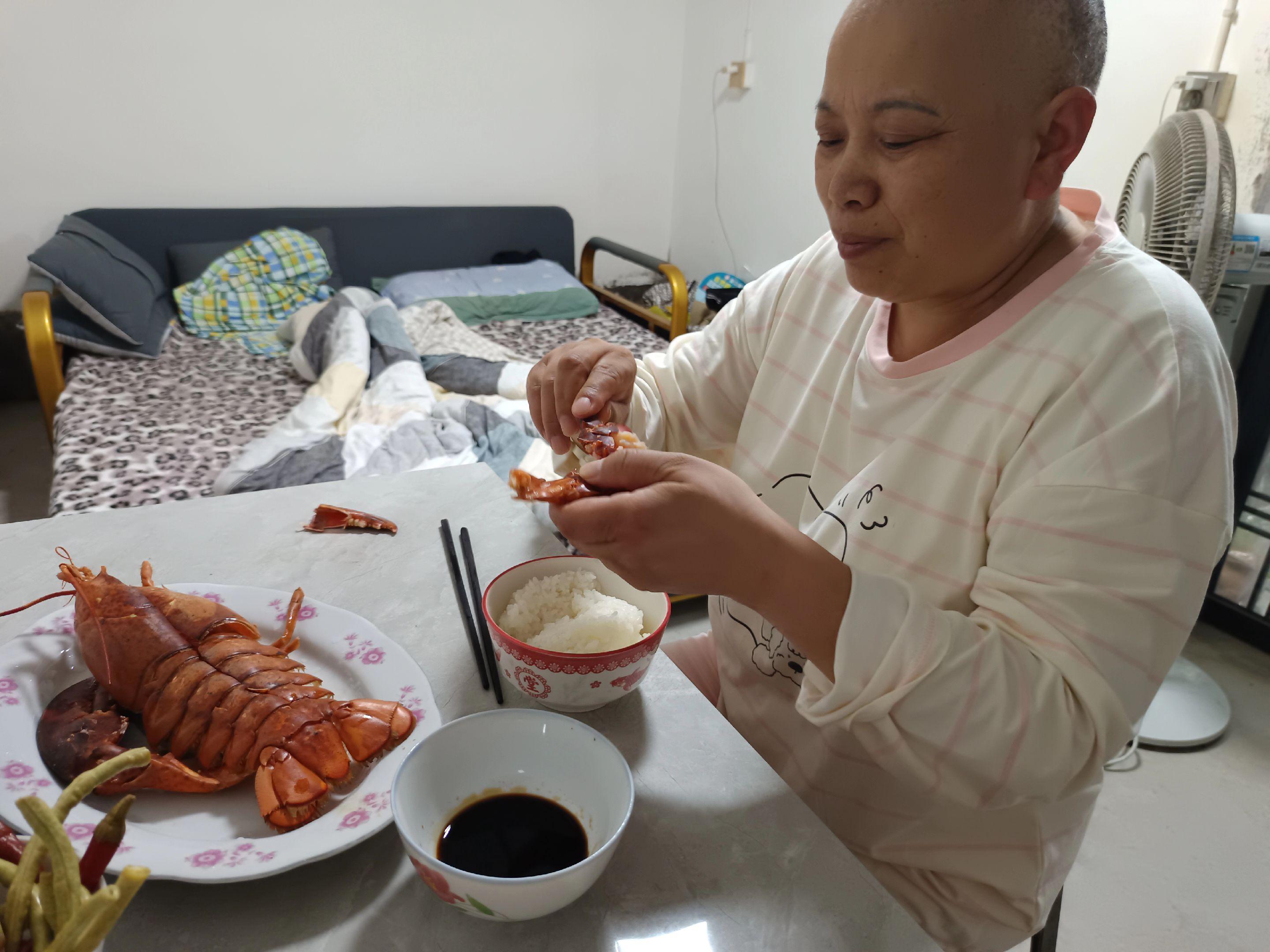 妈，我知道你爱吃虾，今天儿子给你搞大虾！