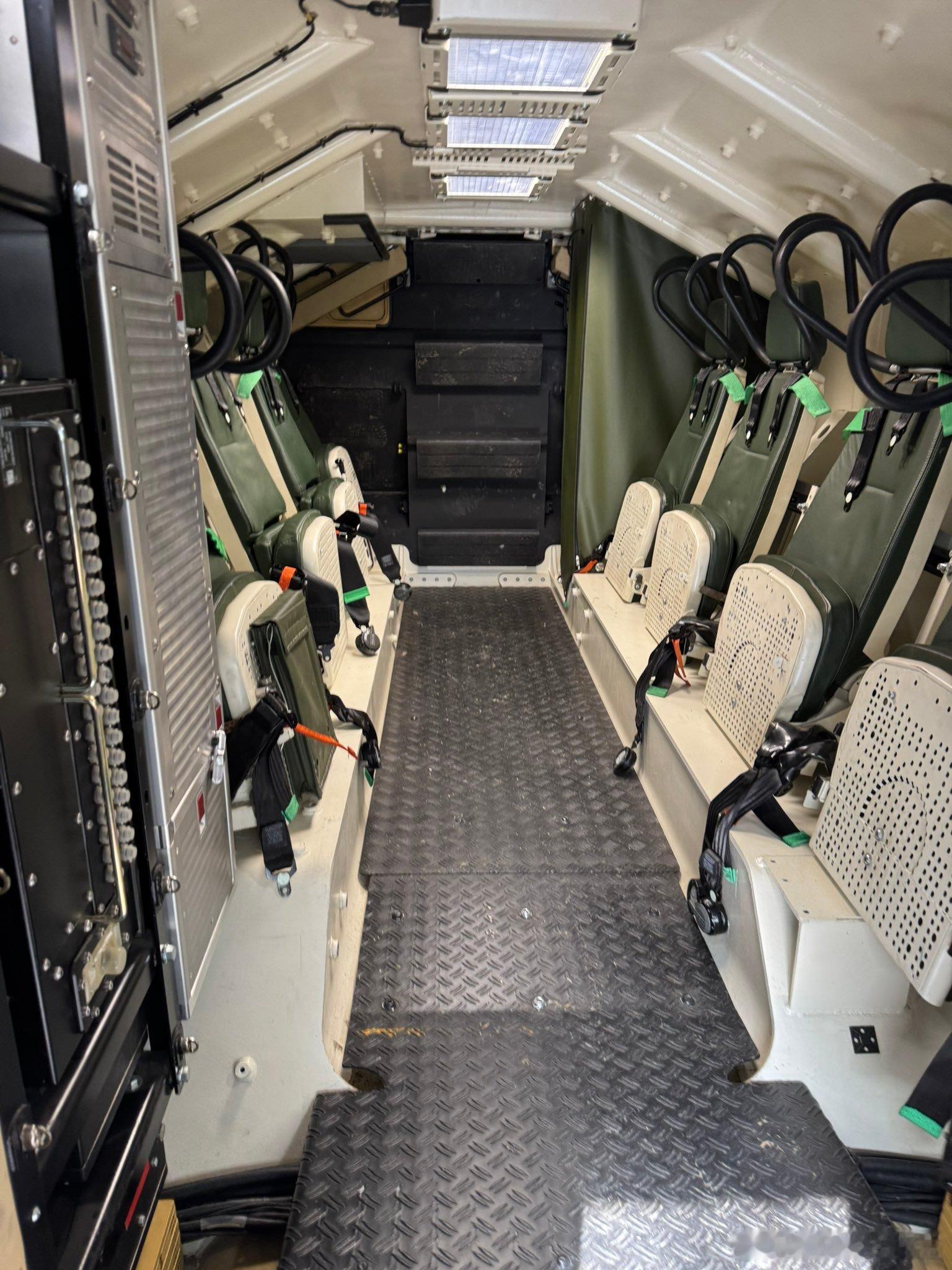 寰宇特车报告Dingo 4x4 carries 2 + 4Dingo 6x6 c