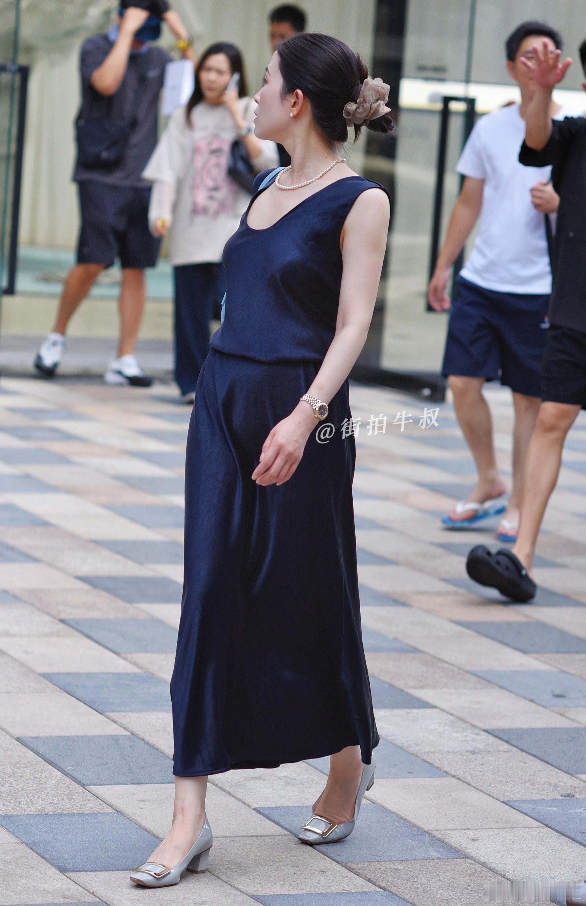 优雅气质的无袖连衣裙 