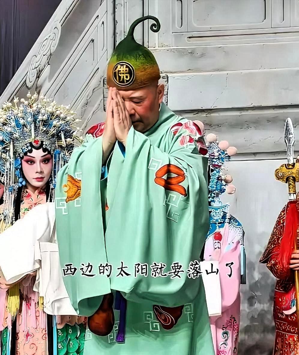 郭德纲把《弹起我心爱的土琵琶》给改了。微山湖上静悄悄，改成紫禁城中静悄悄。末尾还