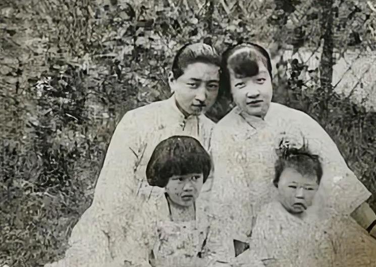 1949年冬天，上海亭子间，一位曾被78个仆人伺候的千金小姐，蜷缩在破棉絮里，咬