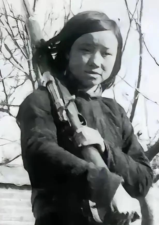 1944年，陈杰英被日伪军逮捕，日军对着她连刺数刀，一脚将她踹进提前挖好的土坑。