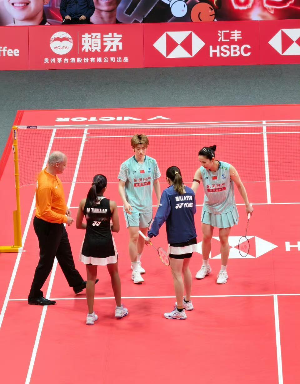 凡贤组合🇨🇳这身薄荷色真的好清新[笑哭]！
贾一凡的发色也换回了黑色，
目前