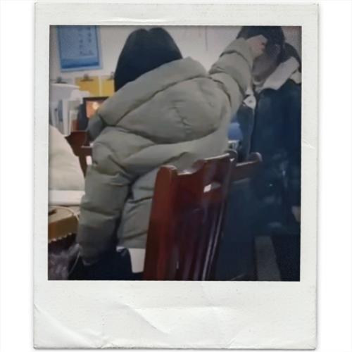 维护秩序就能踢学生？南宁这老师被开除一点不冤！
 
情绪一上头就对孩子动手，这哪