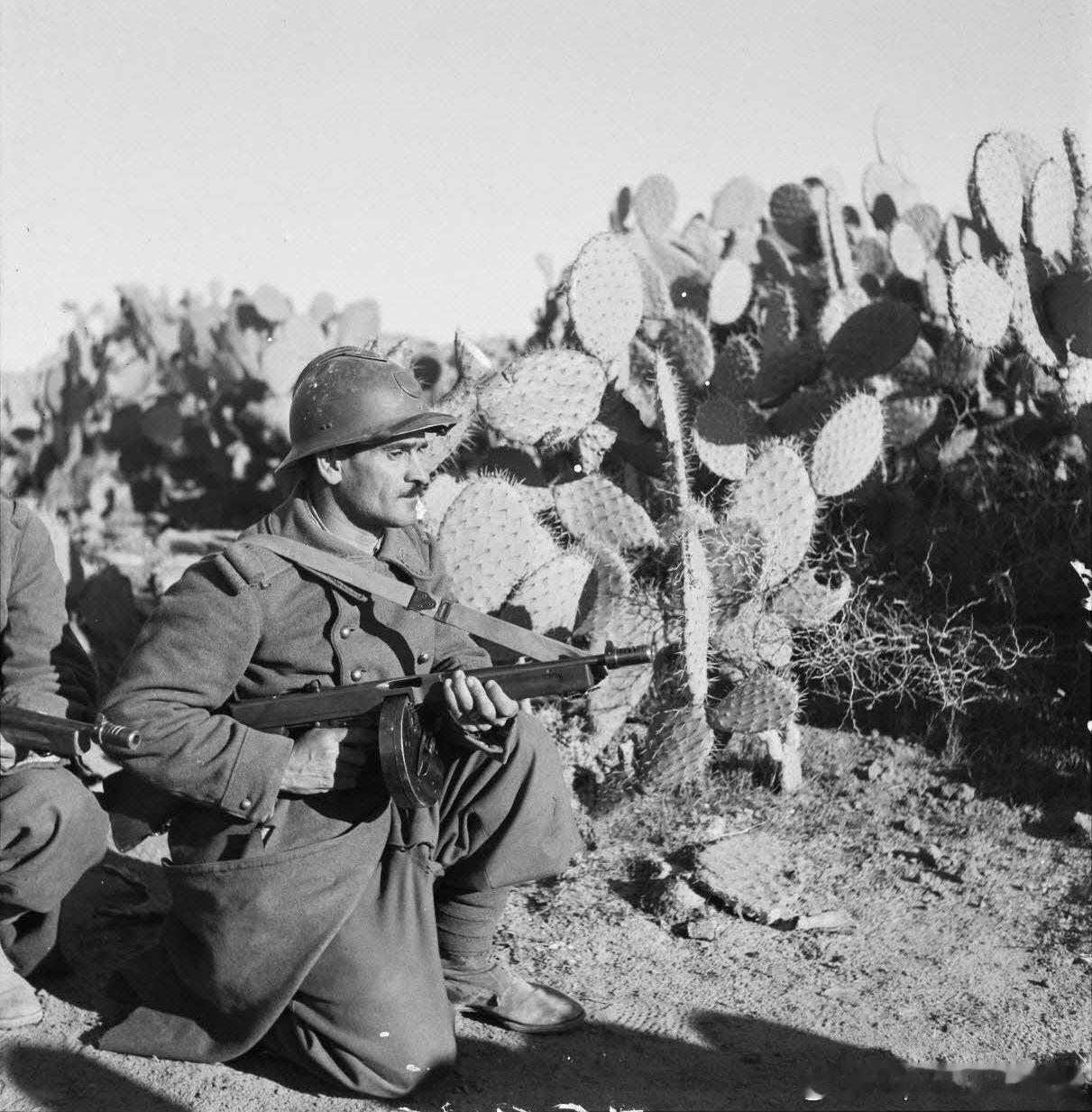 1943年2月法国第9阿尔及利亚团士兵在突尼斯进行美制汤姆森M1冲锋枪射击训练军