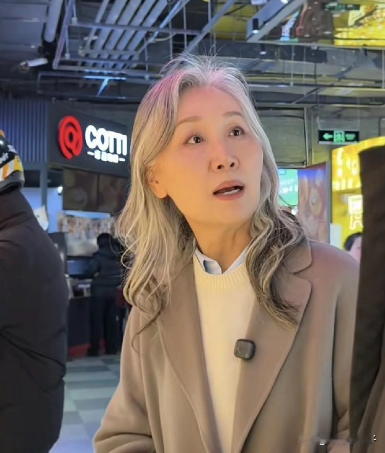 奕姐花钱如流水，一家子生活水平太高了！
儿媳妇快生了，全家都着急，婆婆买鲜花都是