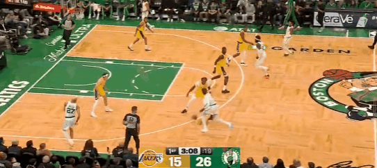 FMVP之威！布朗这球太强硬了！
在今天NBA常规赛绿军对阵湖人的第一节比赛中，