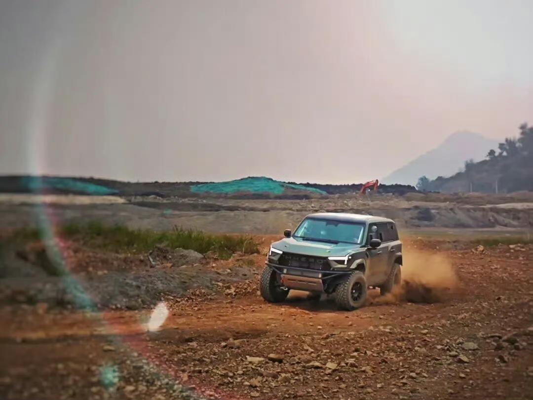 猛士和华为乾崑的这波共创简直是王炸啊！
猛士依托WEWA技术架构与多传感器融合，