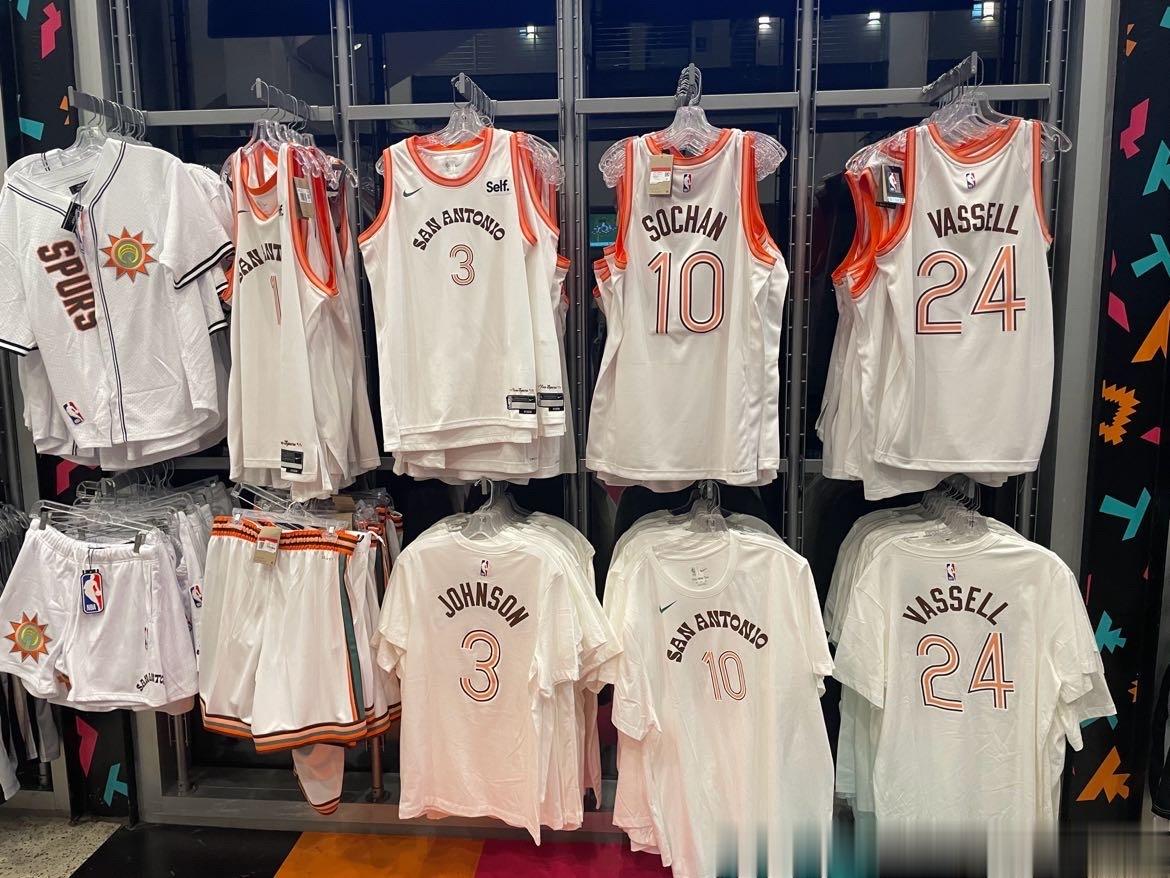 一年一度的黑五开始了[憧憬]有些款有折扣[憧憬]可私聊询问  ​​​