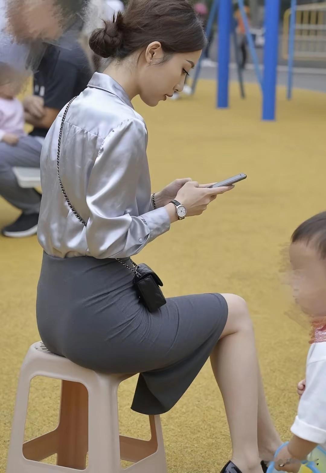 社会现象：在外面看孩子是责任问题，不能光玩手机，也不知道天天给谁发信息。特别是公