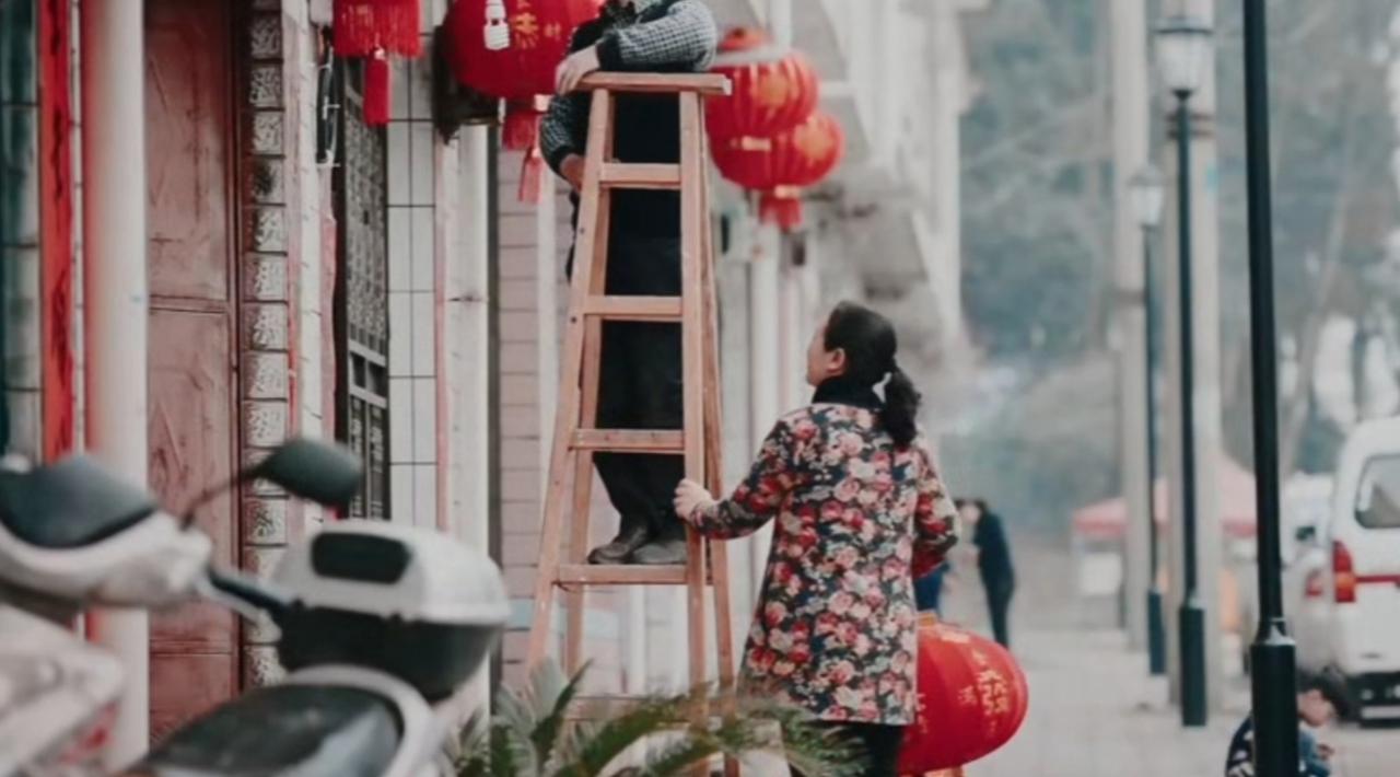街头挂起的红灯笼晕开年味，集市里的彩篷攒动着人间烟火，菜刀剁开的红辣椒溅出川味浓