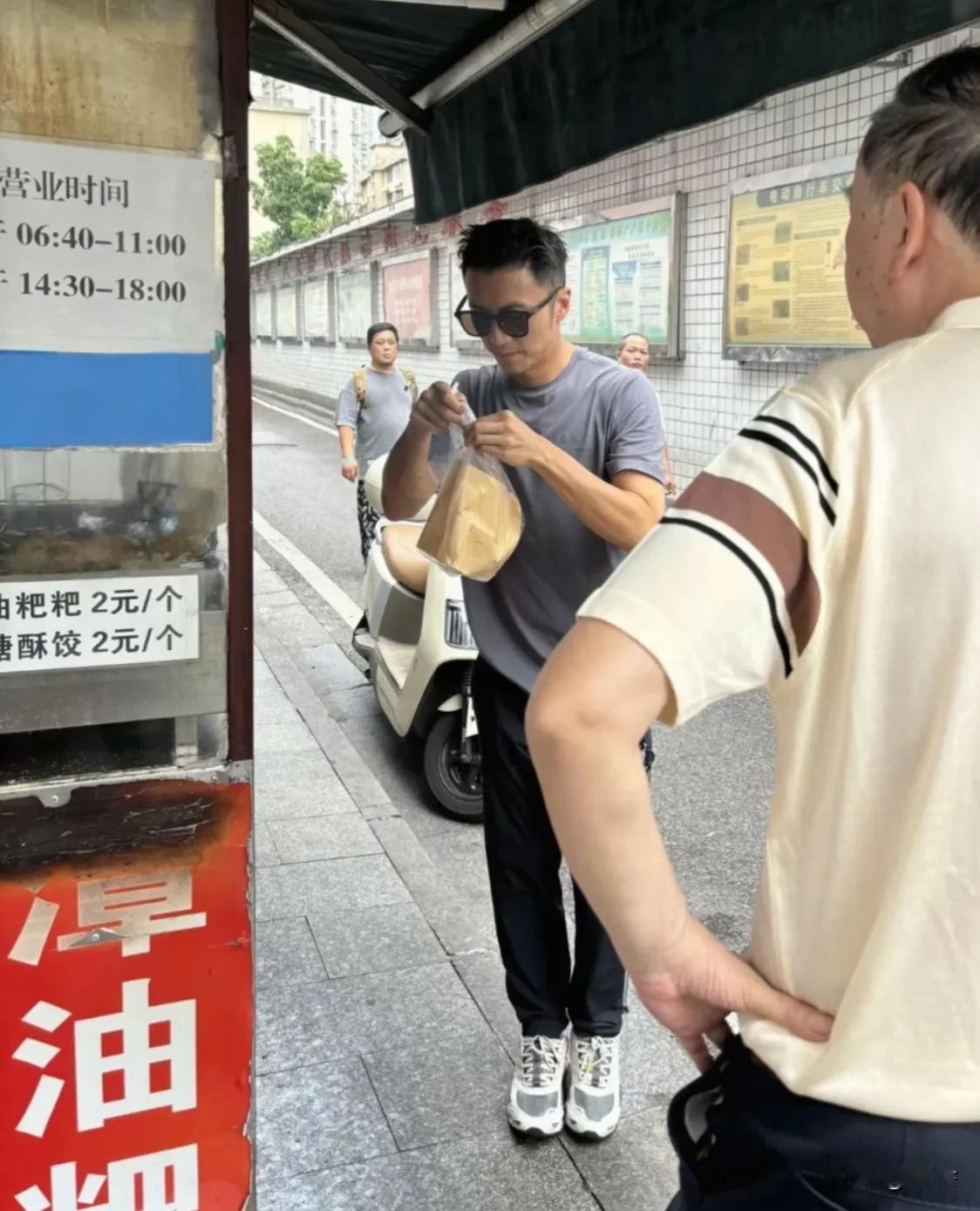 谁懂啊！45岁的谢霆锋现身长沙小巷子买葱油粑粑！ 明明是顶级星味，却偏要钻进市井