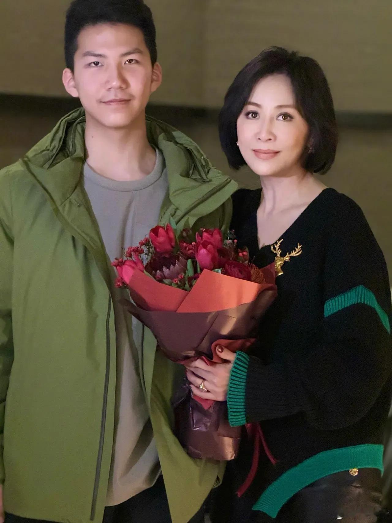 刘嘉玲和干儿子的合影照，这孩子怎么看着像钟汉良……