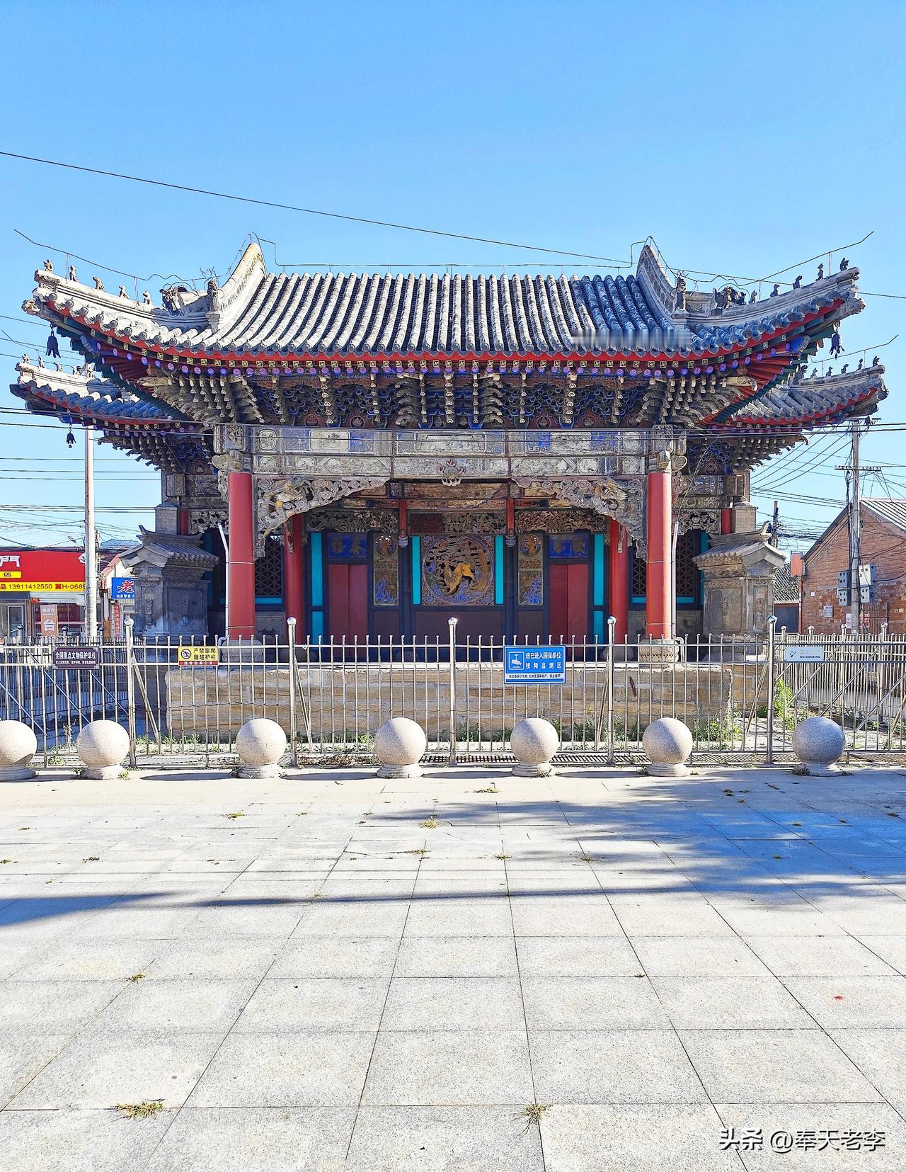 “塞外第一戏楼”在丰宁县凤山镇。
凤山镇隶属于河北省承德市丰宁满族自治县。地处塞