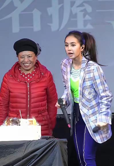 说实话，45岁的蔡依林保养得真好，确实比她妈妈长得漂亮。蔡妈妈看着如此优秀的女儿