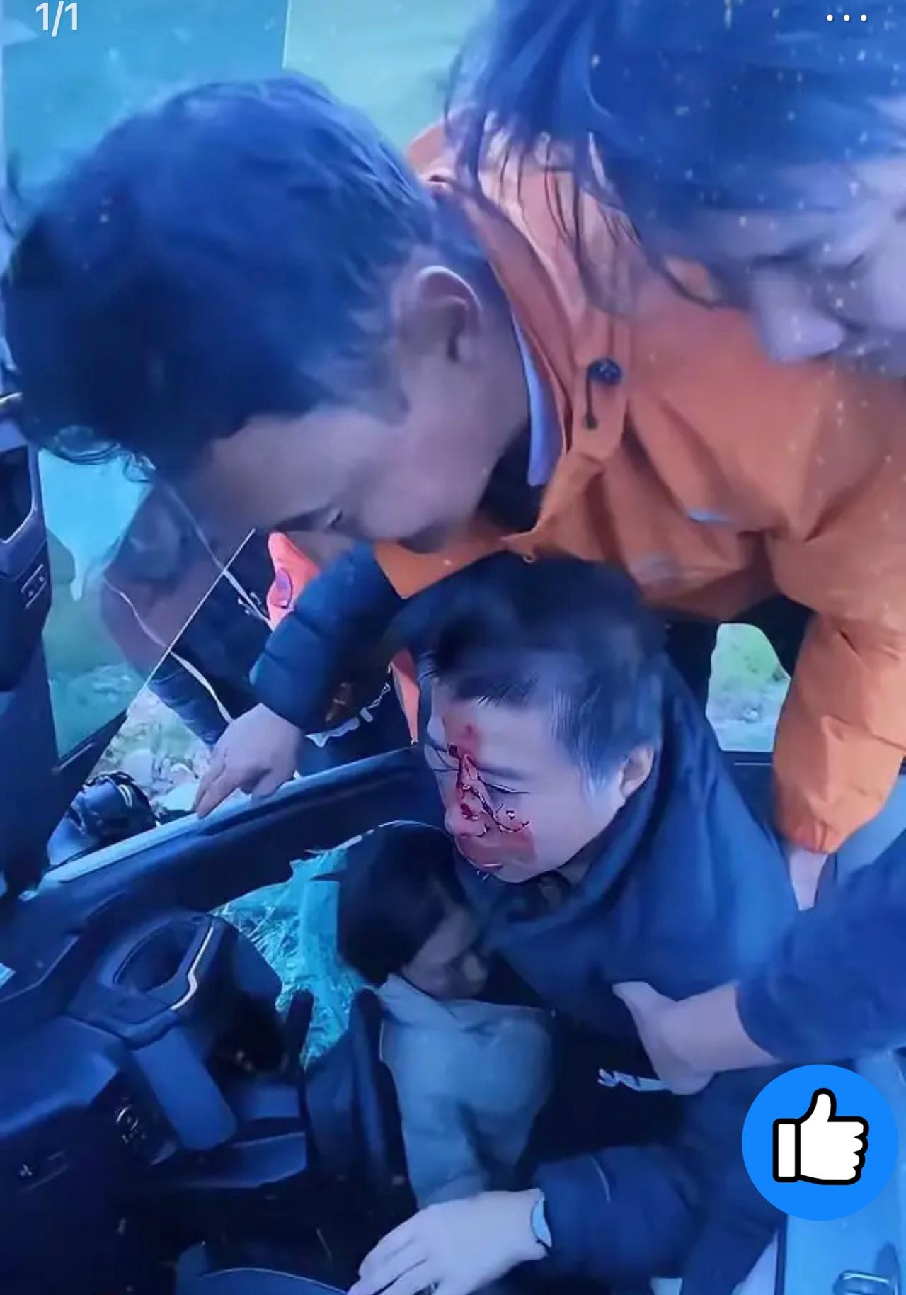 泪目了！西藏孜珠寺4500米高原上，

一位男子正在刷牙，突然目睹越野车坠崖，想