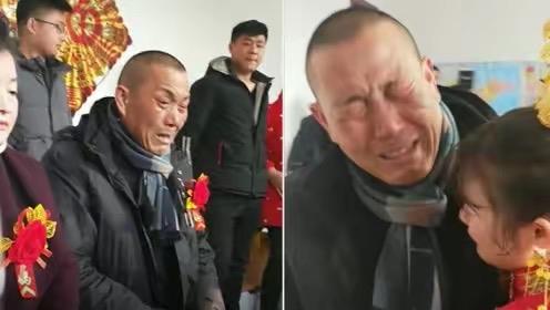 婚礼现场的香槟塔闪着光，签到台上摆着女儿从小到大的照片，从扎羊角辫穿公主裙的5岁