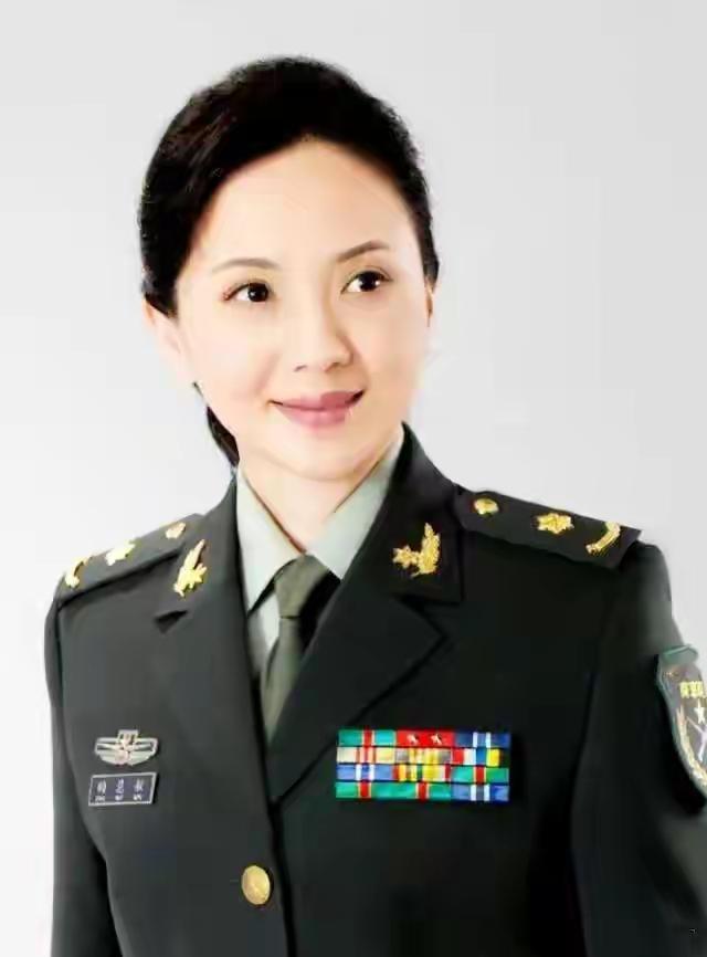 陶慧敏
戎装照