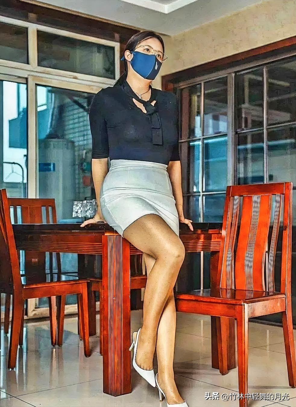 现在实体店生意没想到竞争如此激烈，我家楼下三个月前开了个火锅鸡店，老板娘因为手艺