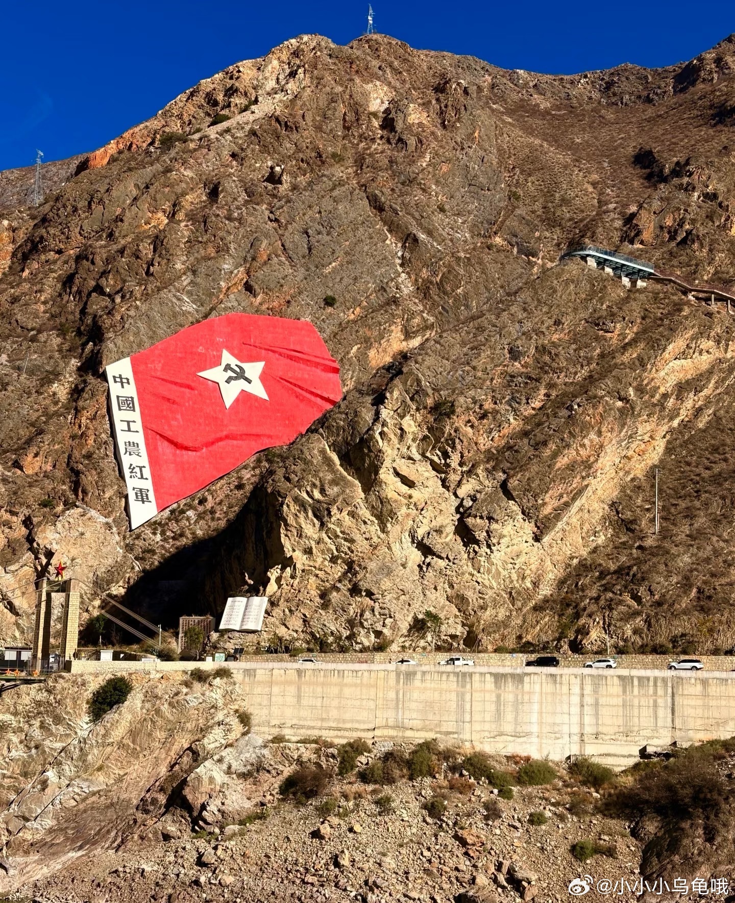 在214国道上撞见这道完美Ω弯道才明白什么是山河壮阔，人间值得风掠过群山，江水绕