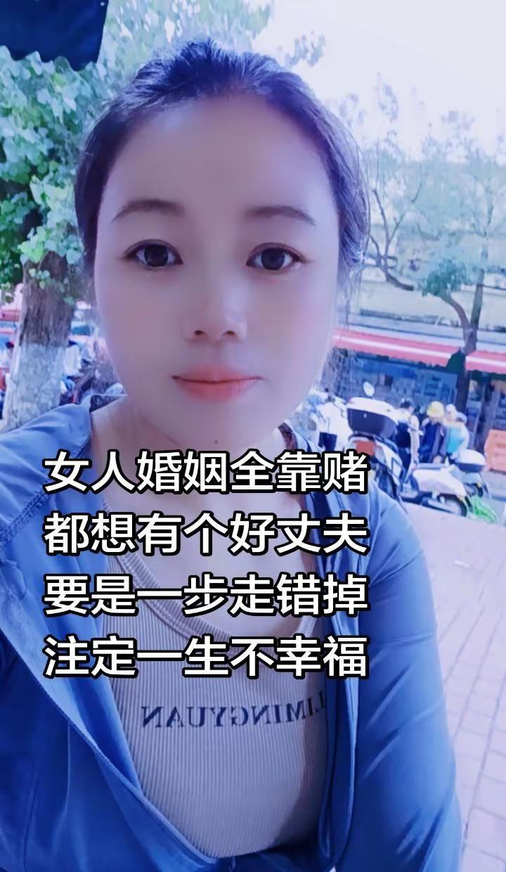 穿着一般，生活简单，不是别人羡慕的模样，只想平平淡淡的做好自己 记录每天不同自己