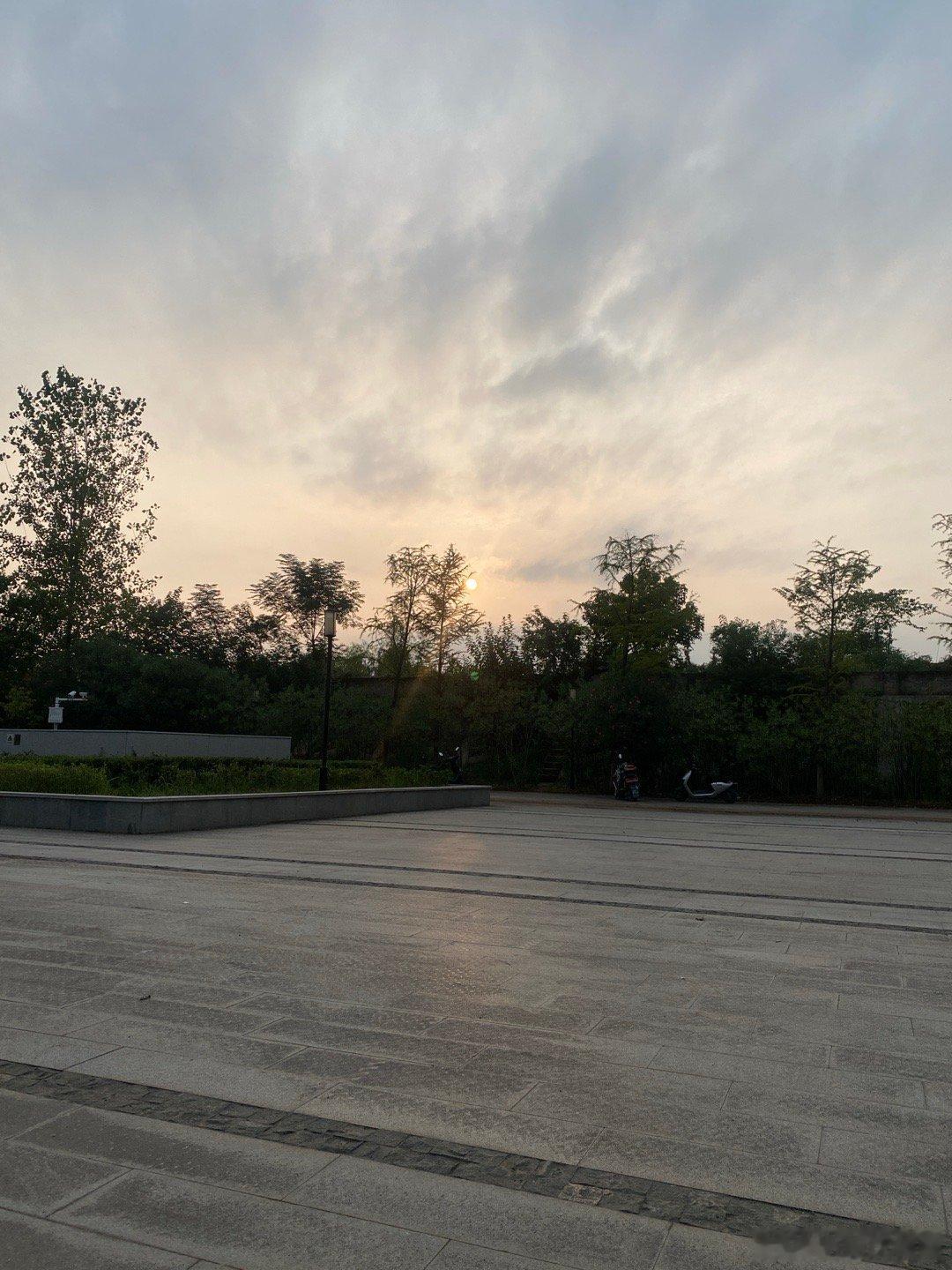 随手一拍，夕阳余晖～今天要晚一点追剧了，在外面还没回～ ​​​