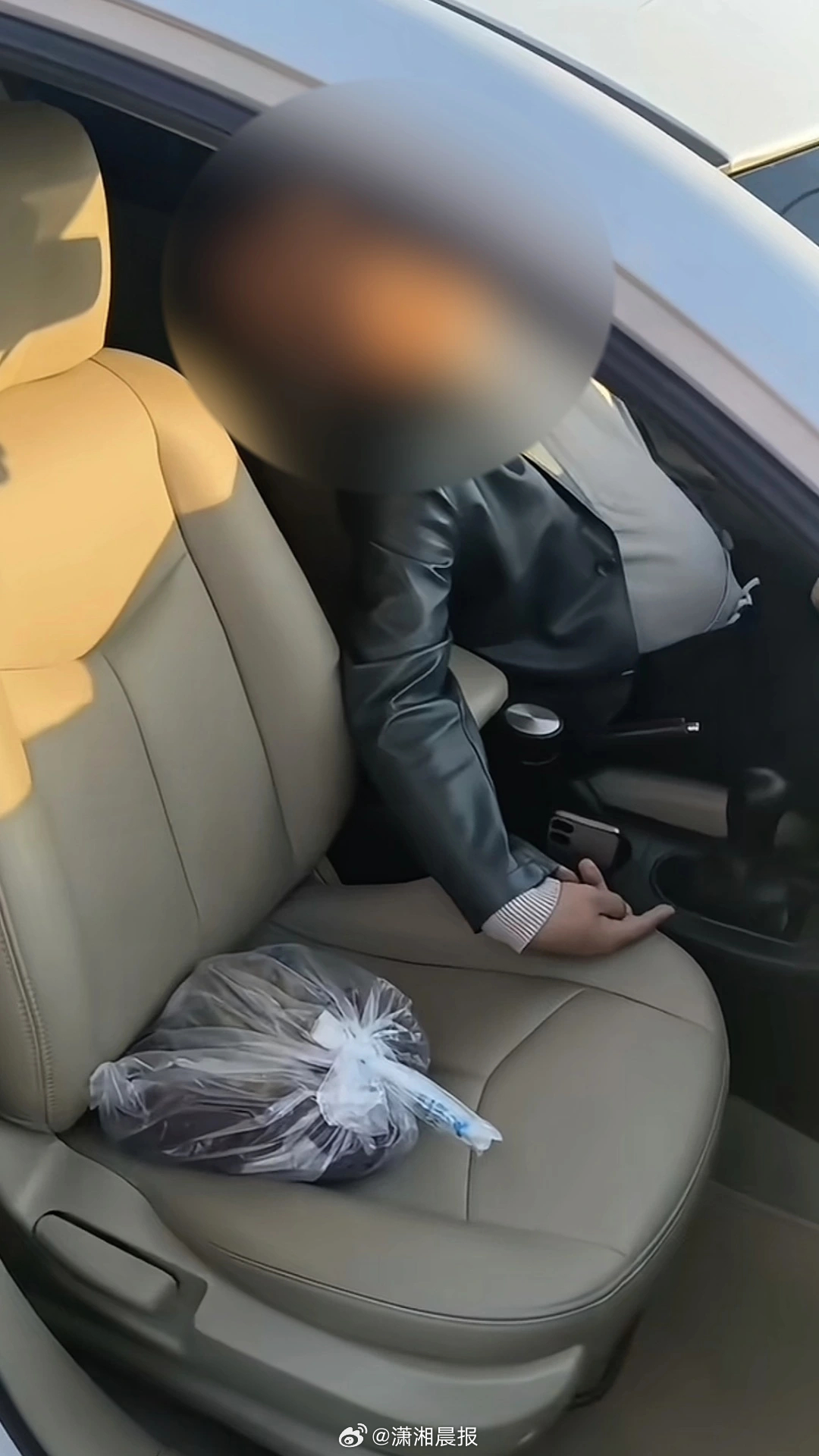 【四川一#男子昏倒车内三名女子跪地急救#，#三名女子跪地急救男子遗憾离世#】3月