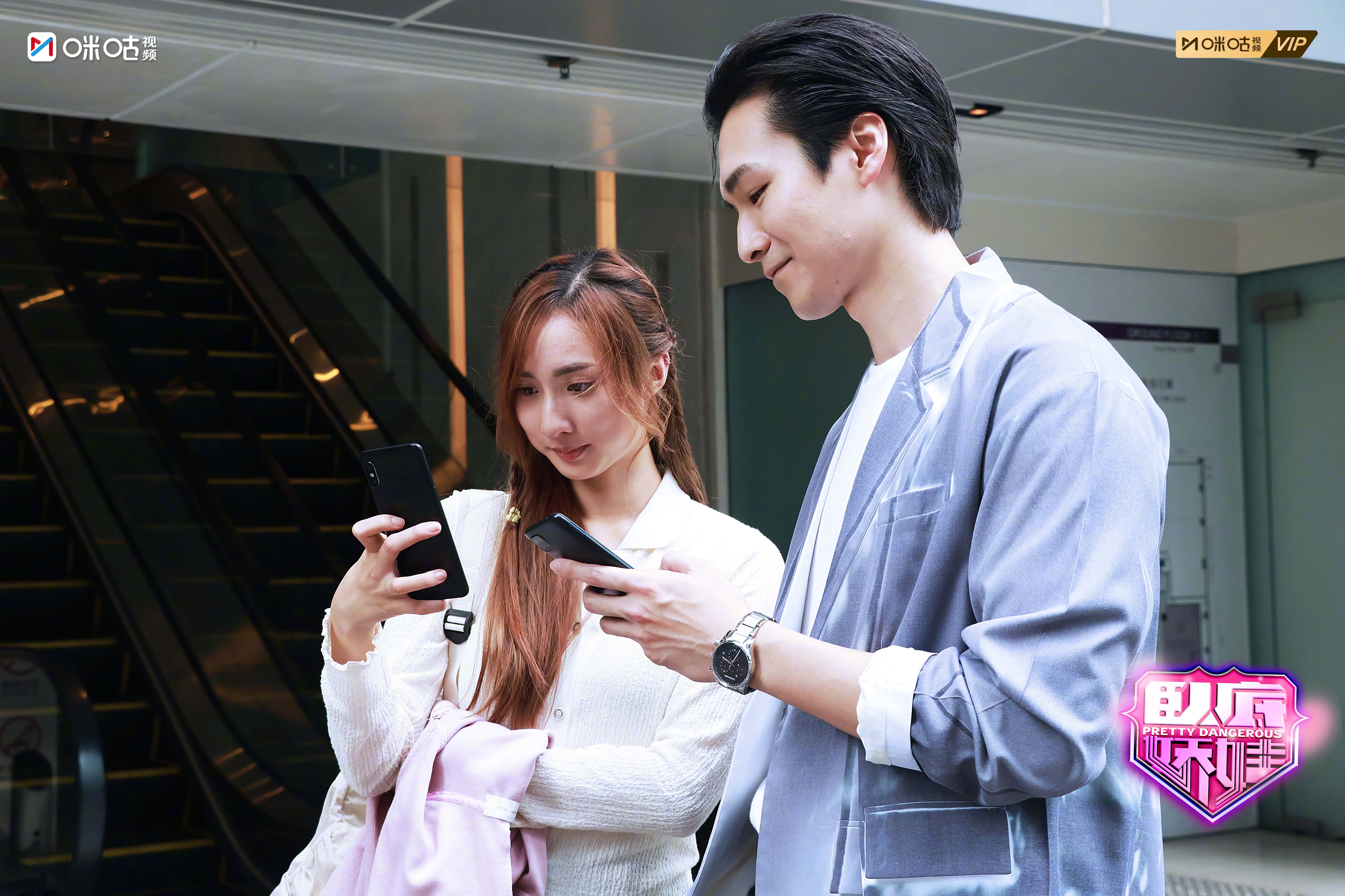 #上咪咕看卧底娇娃# 一面舞台星光，一面卧底锋芒。看她们以柔克刚，步步为营，揭开