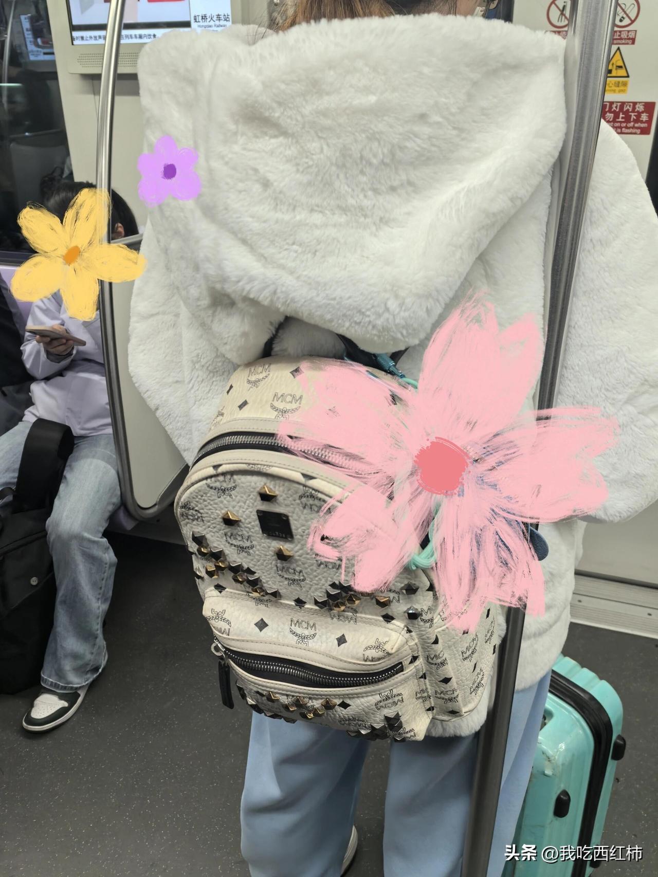 上海地铁，女生被四五人“反复提醒”
因为地铁早八，被这一幕狠狠戳中了
今早八点赶