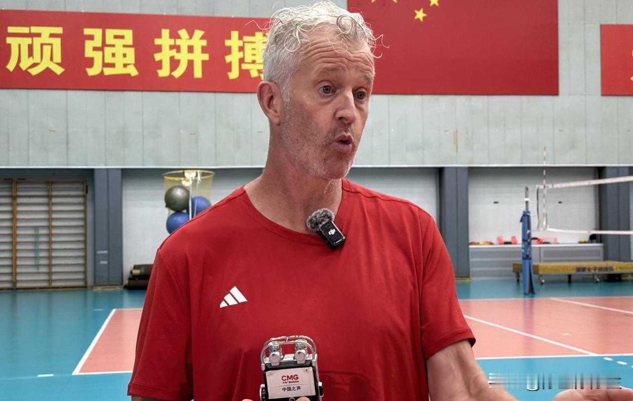 海宁说，让球迷多支持中国男排，多关注和观看中国男排的比赛。然而，现在看中国男排的