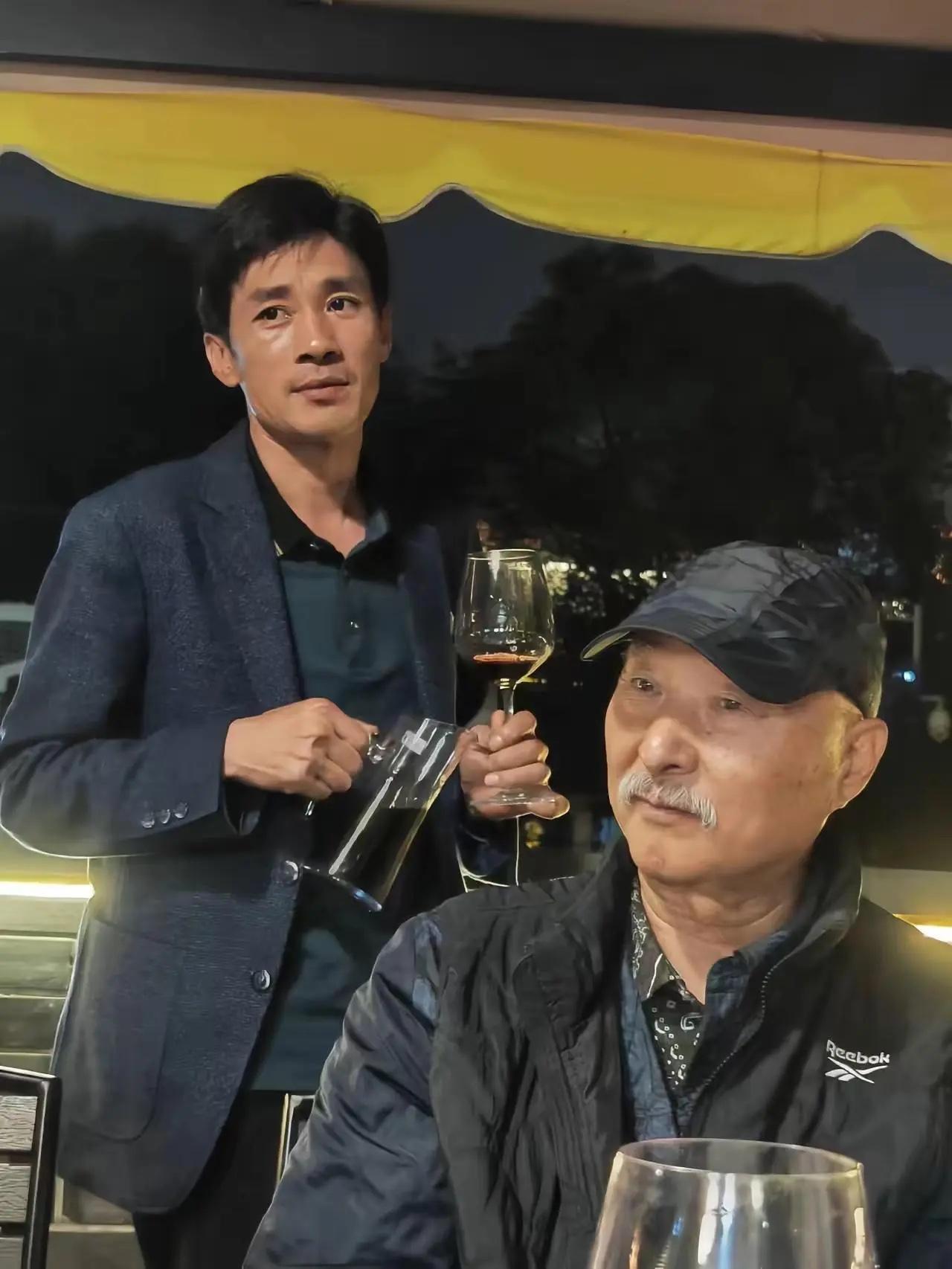 陈佩斯我认识，后面这位男士是谁？