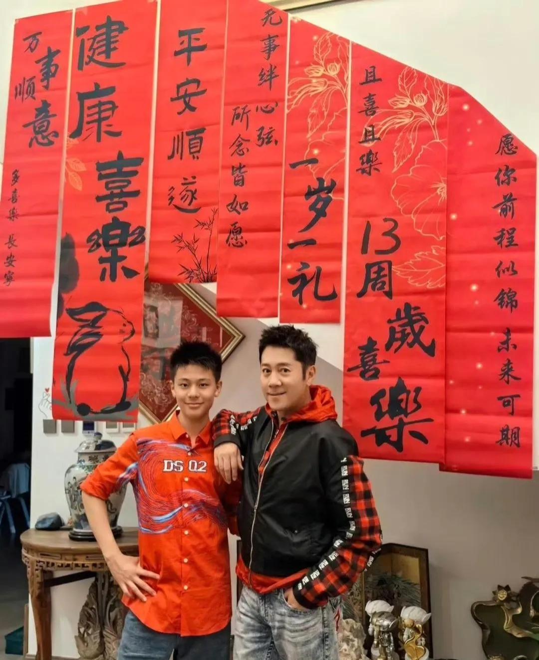 蔡国庆给13岁儿子过生日，上初中的儿子星味儿很足，摆pose也轻车熟路，超有范儿