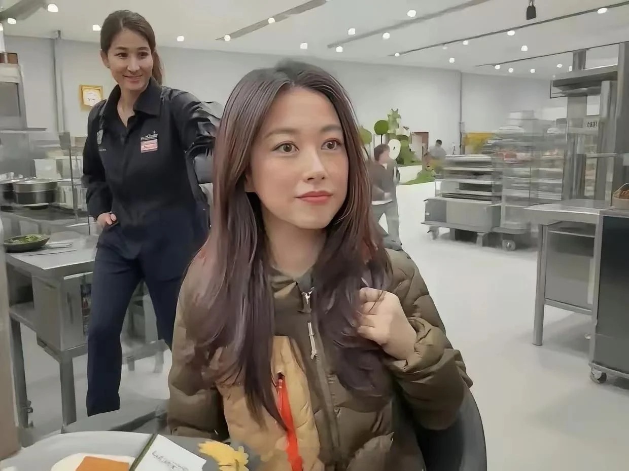 朱珠这件羽绒服一万八，有钱人的钱真好赚，这款式，这颜色搭配…搁普通人身上，一百八