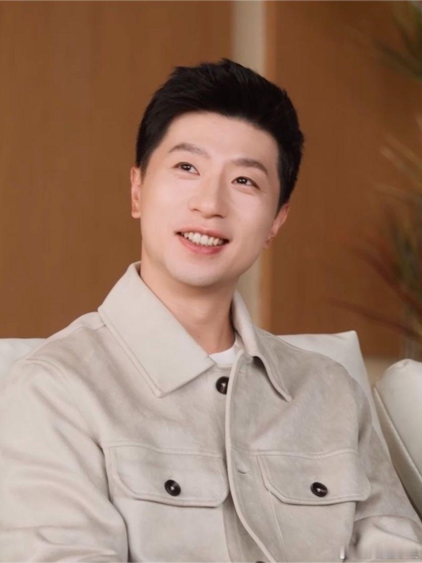 马龙一种很新的放大招姿势是谁被马龙与新三折叠的这波联动惊艳到了！！视频里他拿着白