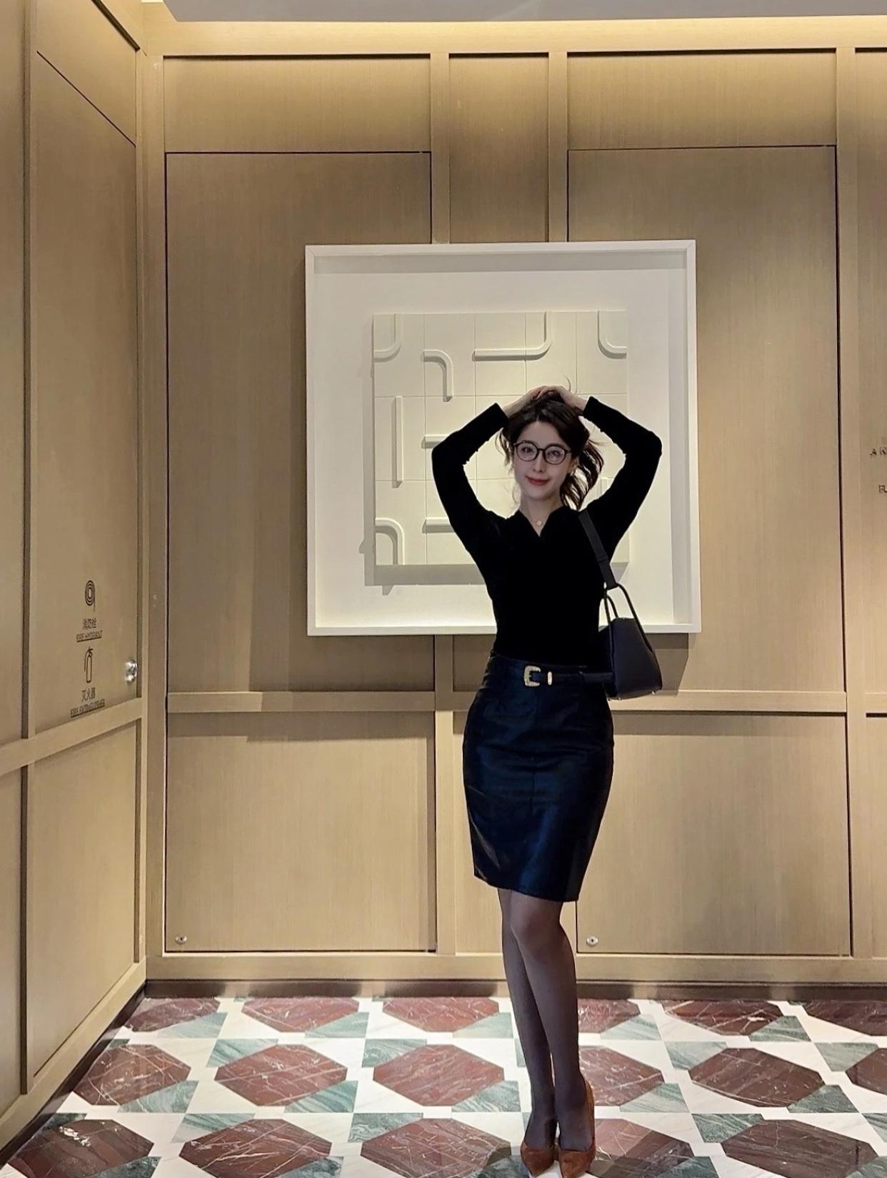 怎么穿搭会让人比较显温柔优雅黑裙，时尚眼镜，都市女郎的精致生活