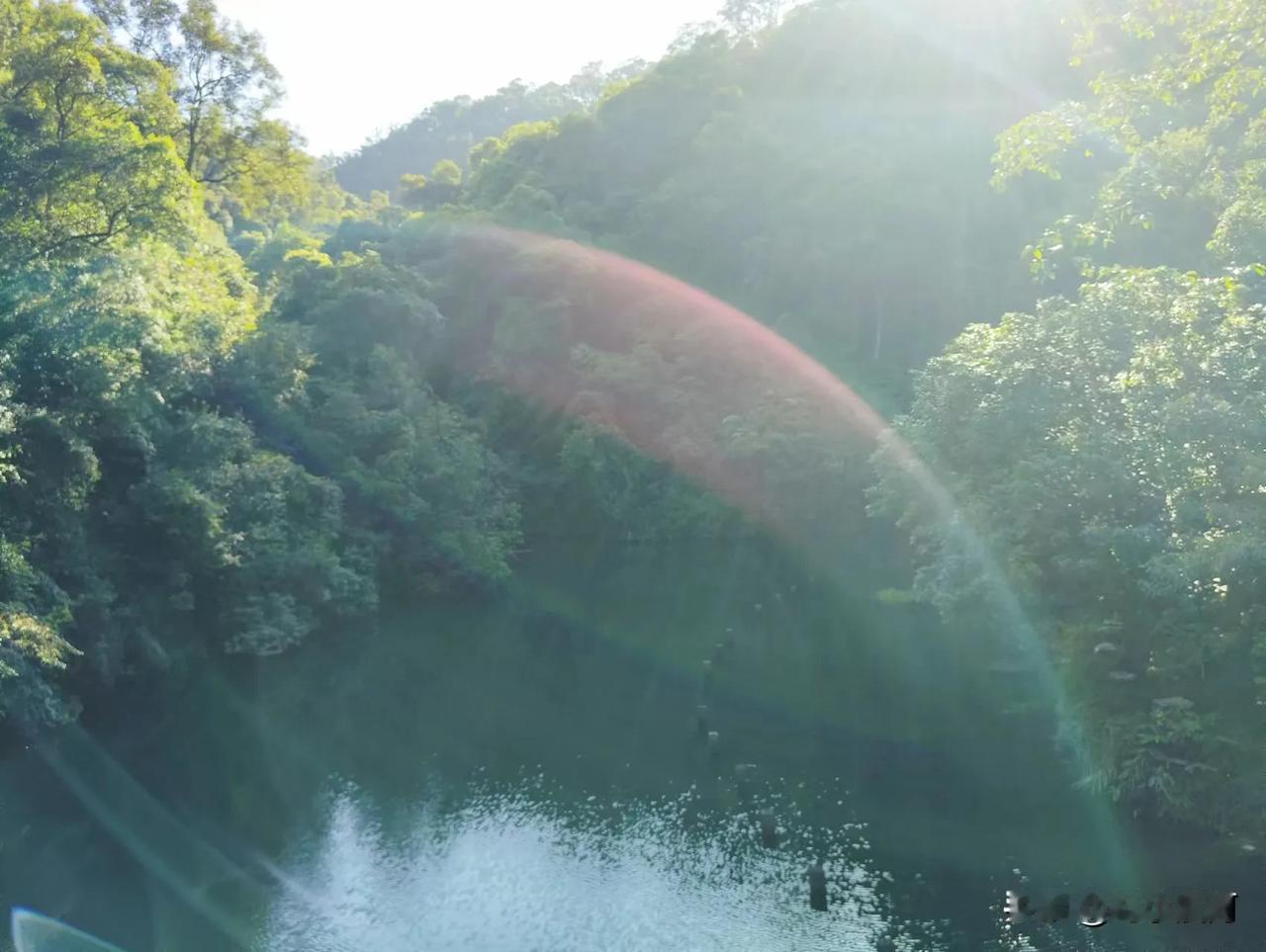 国庆假期登鼎湖山逰响水潭，水清潭深，时值夕阳西下，山顶略有水汽升腾，斜阳辉映之下