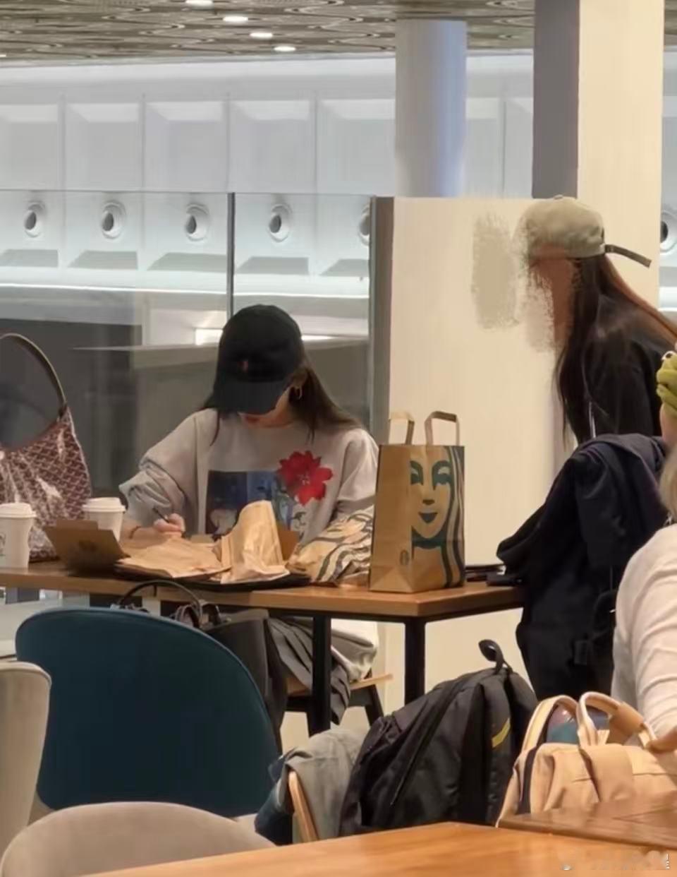 娜扎戴墨镜给粉丝签名娜扎戴墨镜给粉丝签名！娜扎戴墨镜给粉丝签名被质疑耍大牌 ​​