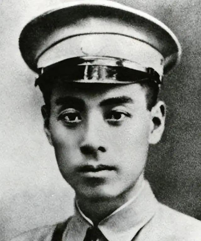1927年，落入敌手的周恩来抬头一看，审讯自己的竟是昔日黄埔学生鲍靖中！四目相对