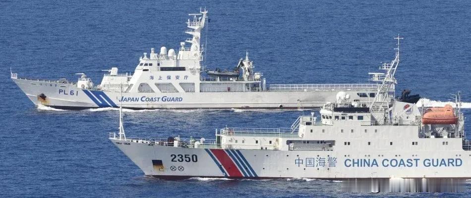 太提气了！中国海警船首次驶入日本冲绳县与那国岛附近海域，当着日本海上保安厅船只的