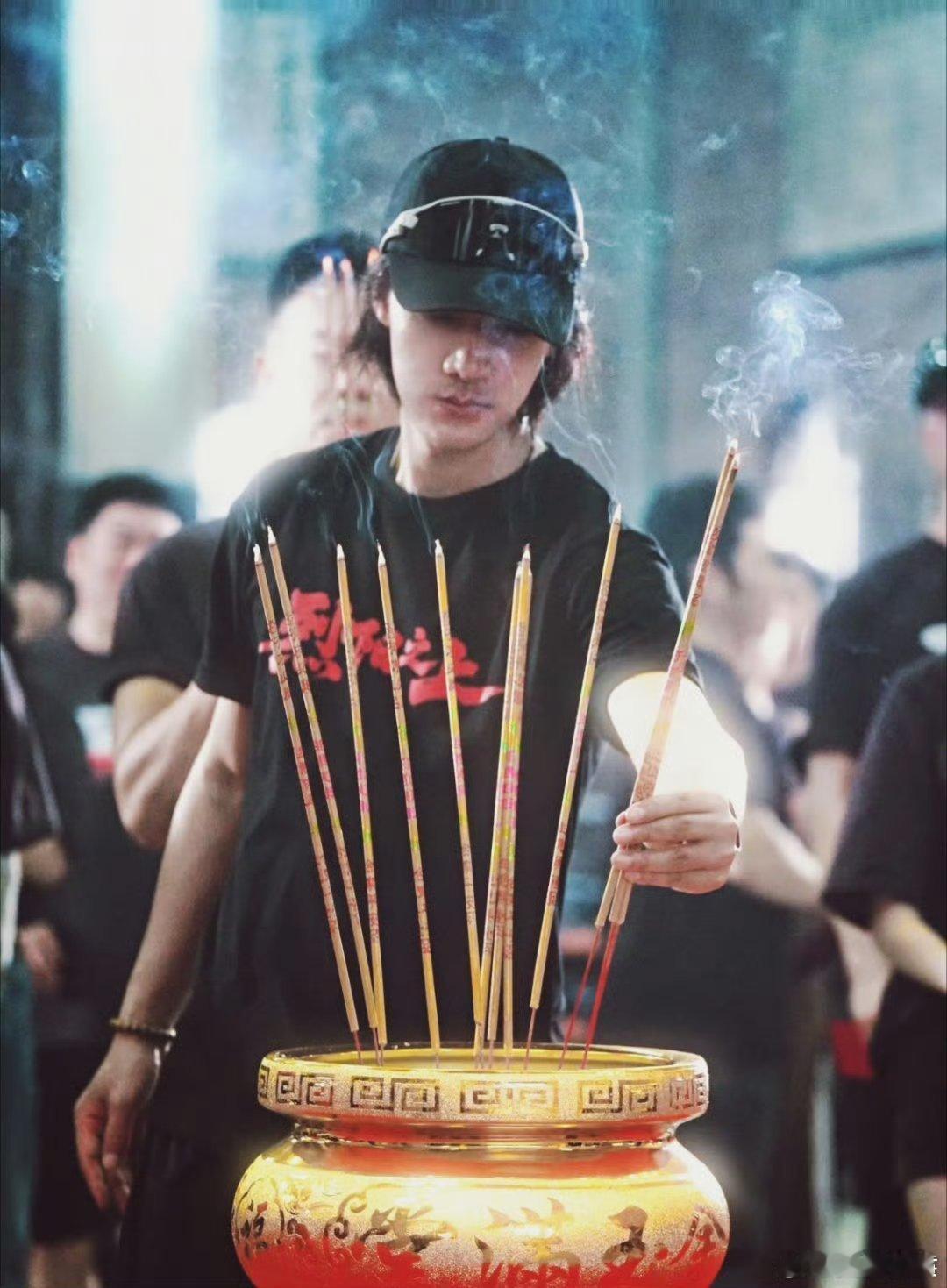 此沙 烈阳之上港风造型谁被此沙全新造型惊艳！利落长发搭配硬朗轮廓，浓烈复古港风味