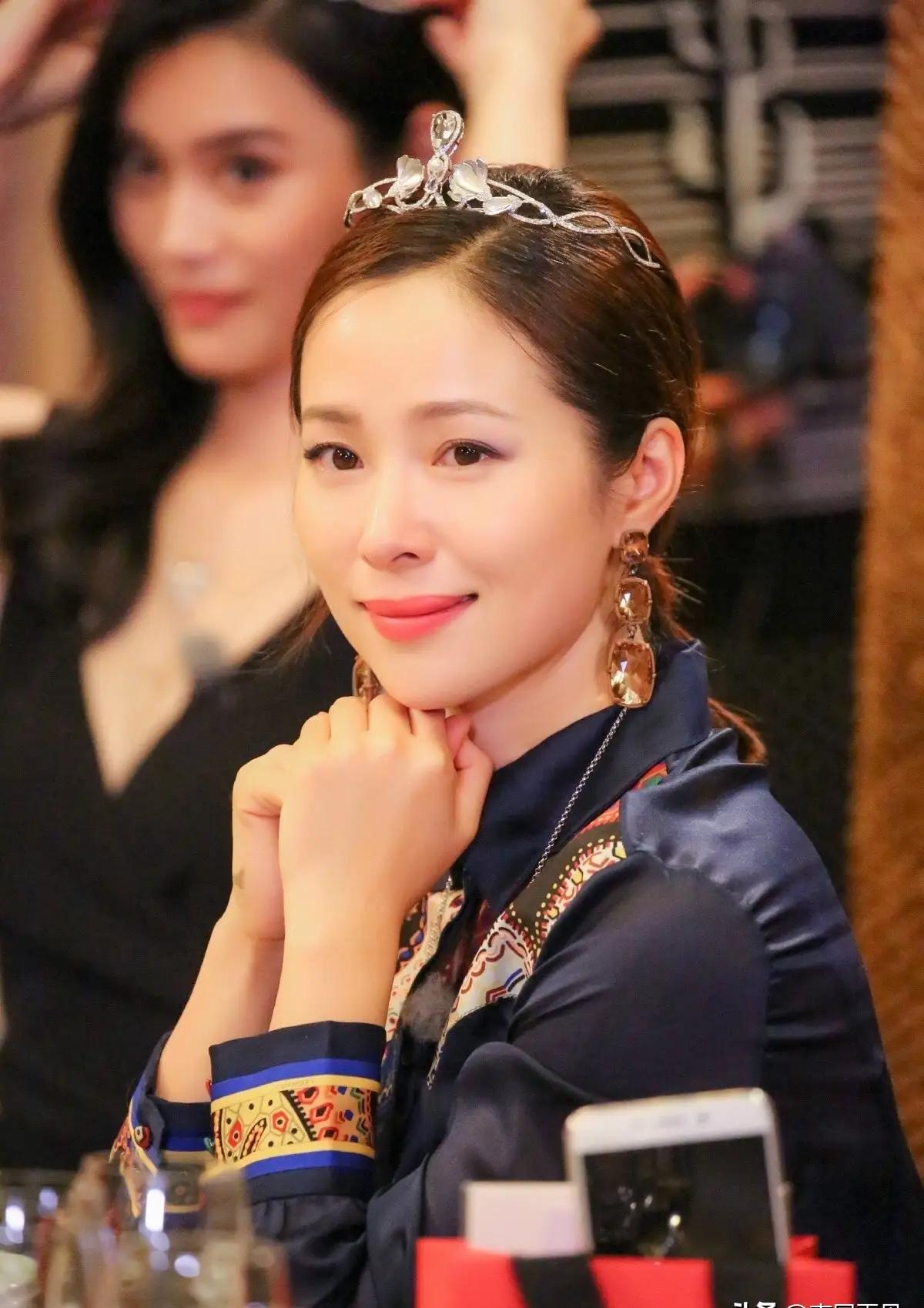 说真的，以前只知道江一燕是演员，没想到她身上藏着这么多身份——歌手、写作者、摄影