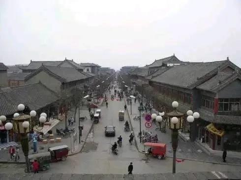 老街

临河先生
 
街边的老邮筒沉默伫立
它的信件早已绝迹
隔壁的理发店，旋转