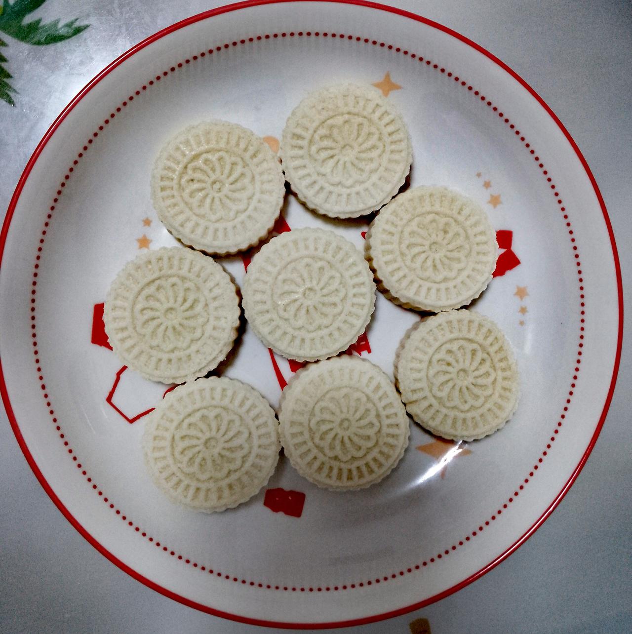 有两种美食被写进广州的童谣里面，炒米饼，糯米团，其中炒米饼是60后，70后小时候