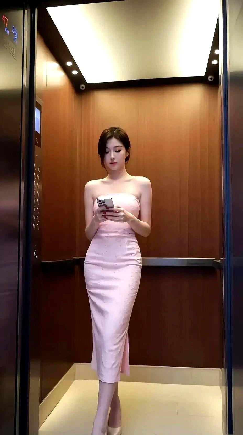 地铁电梯成秀场，粉裙女孩举手机咔嚓一声，腿光丝袜闪成反光板。流量密码就俩字：反差