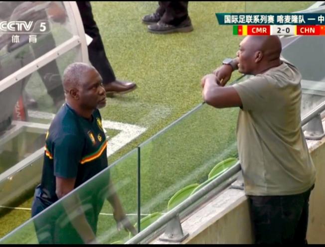 吃红牌被罚出场，喀麦隆主教练将“指挥部”搬到看台上，于是就能看到这样的场景:要么