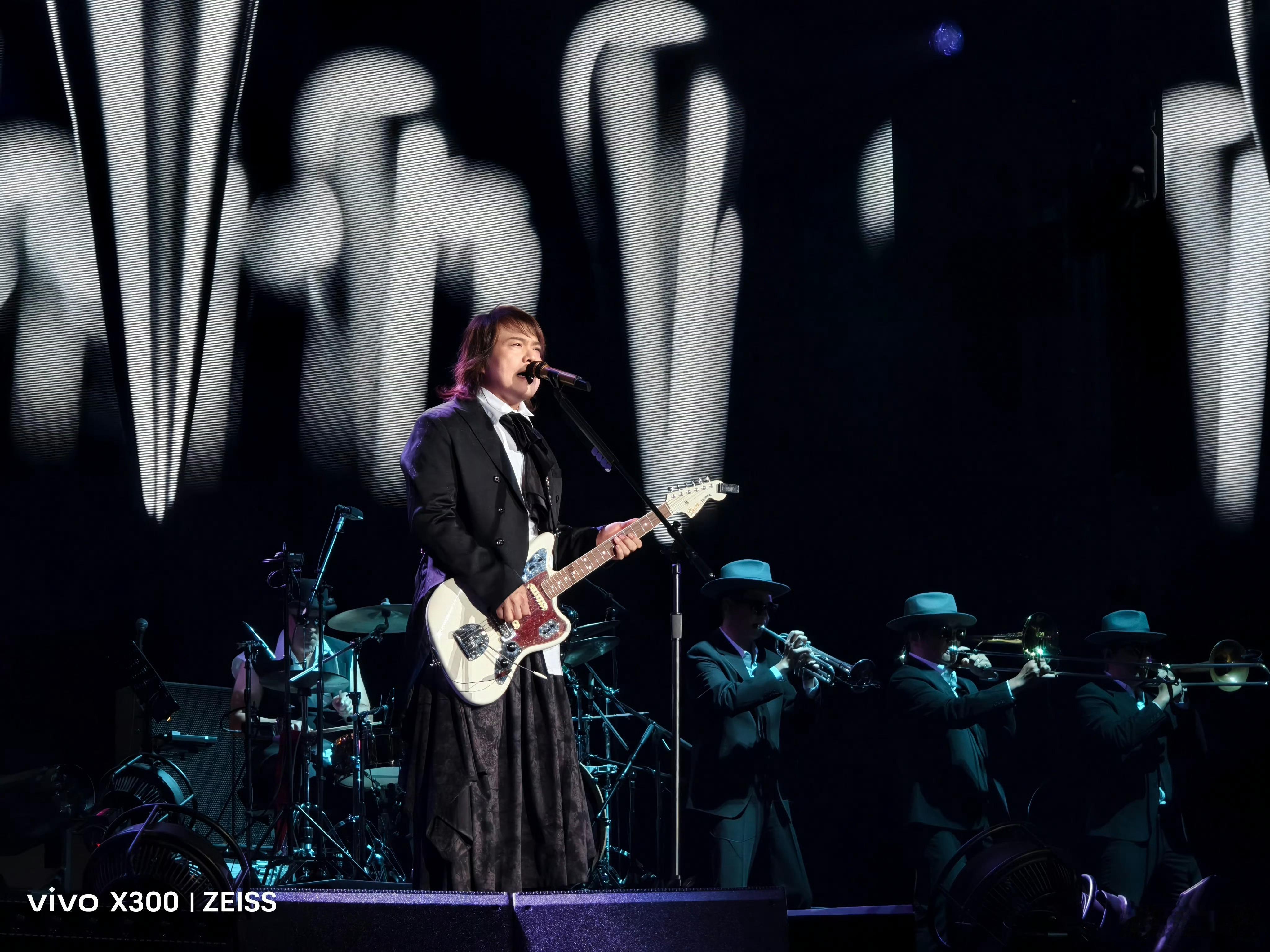 上次带 vivo X300 去看伍佰厦门场，表现真的让我惊到，主题我还是用的标准