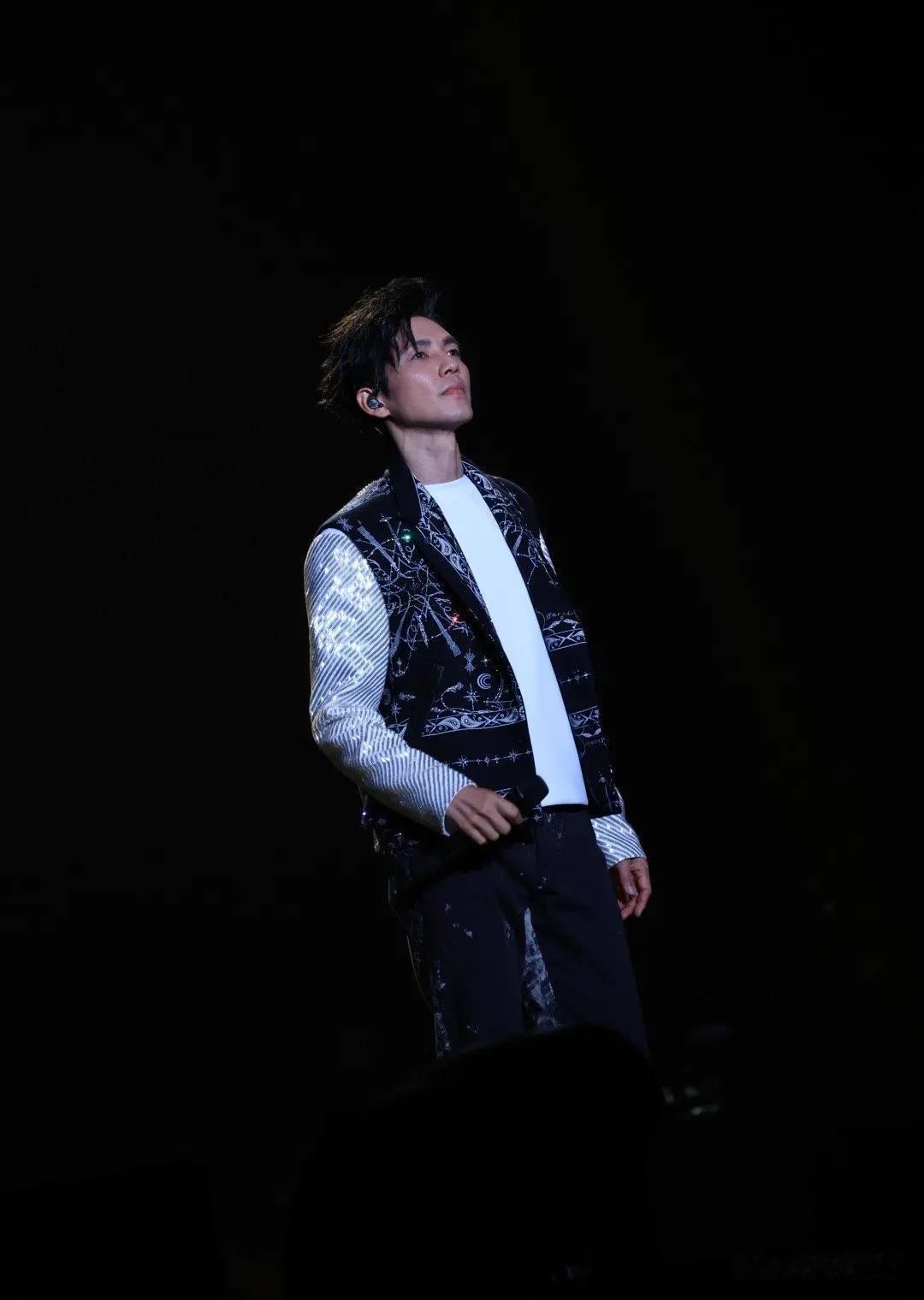 钟汉良2023巡回演唱会在上海开启第一站，状态真的可以！
他真的是那种人们见到他