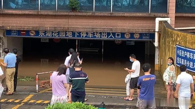 『广州市』广州昨夜今晨暴雨致多路段水浸！这些路段交通受阻，部分列车停运