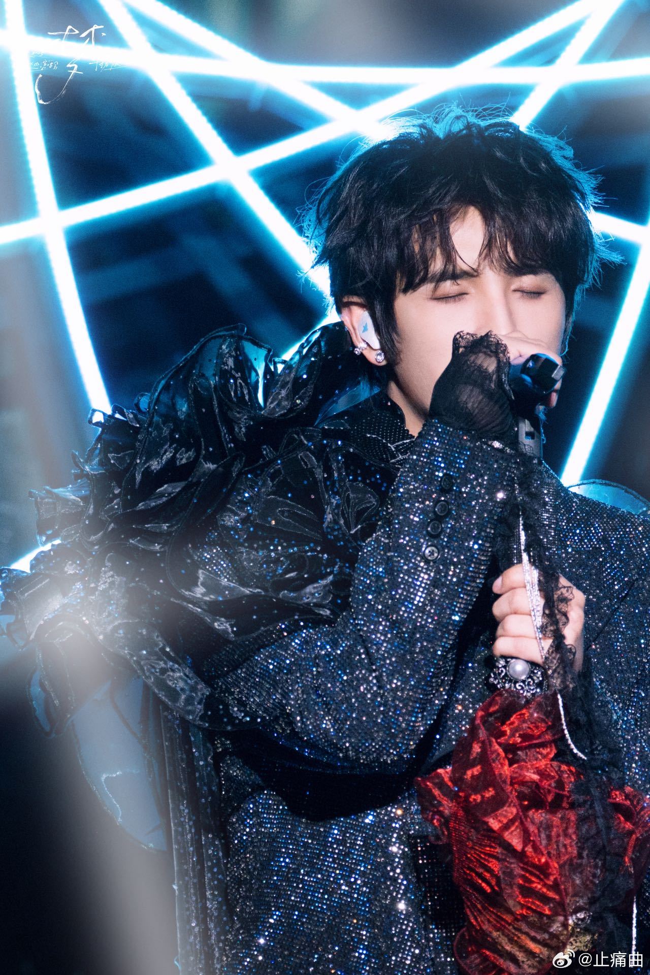 张远远行巡回演唱会官宣 谁还在循环跨年场《MAMA》的封神舞台？四巡「远行」官宣